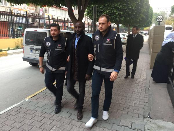Paraları otelde unutunca yakayı ele verdiler