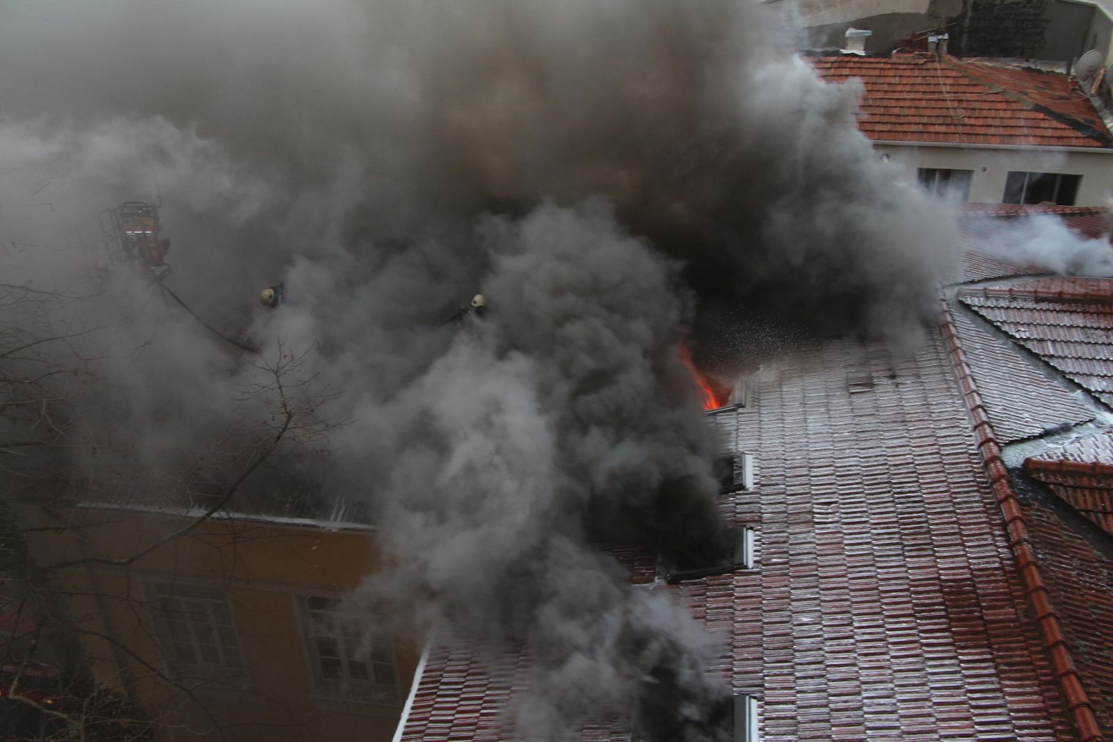 Beyoğlu'nda boş binada yangın çıktı!