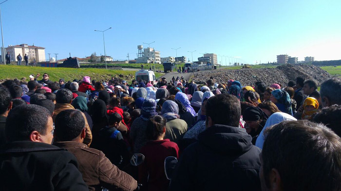 Duyan oraya akın etti, kilometrelerce kuyruk var!