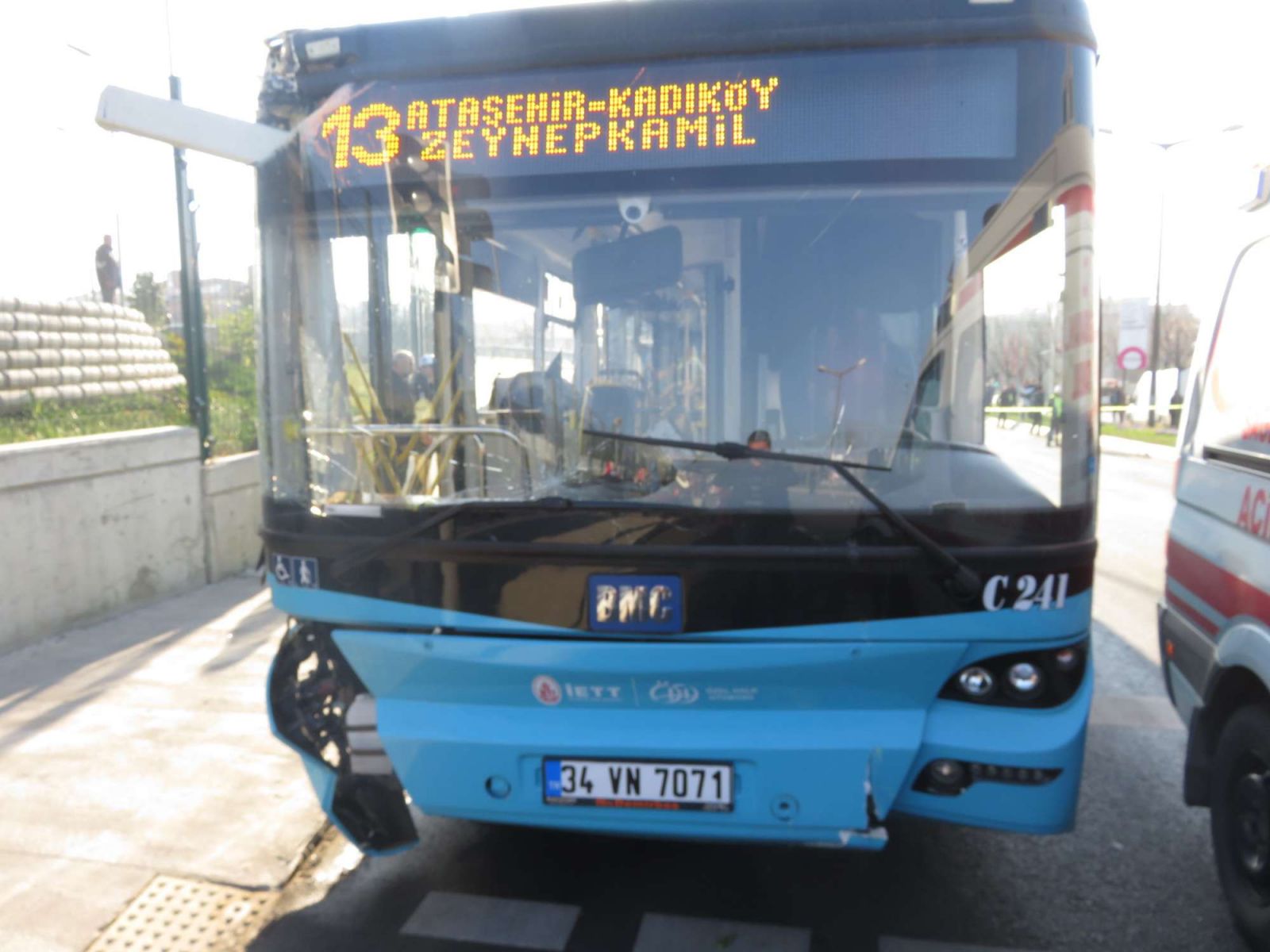 Son Dakika! Üsküdar'da otobüs durağa daldı: 3 ölü
