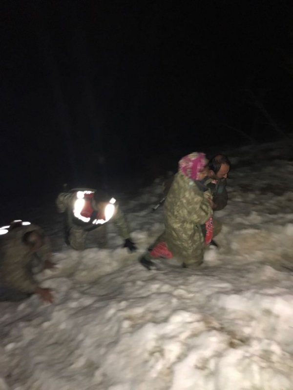 Donmak üzere olan kayıp küçük kızı, Mehmetçik buldu