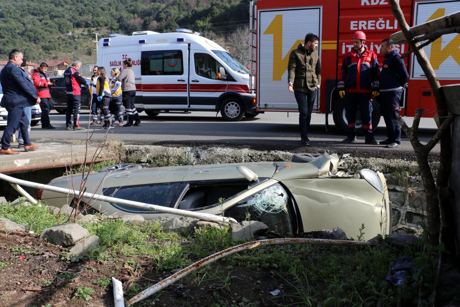 Cep telefonuyla oynarken otomobilini su kanalına devirdi