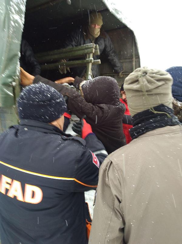 Yunanistan'ın geri gönderdiği kaçaklar donmaktan son anda kurtarıldı