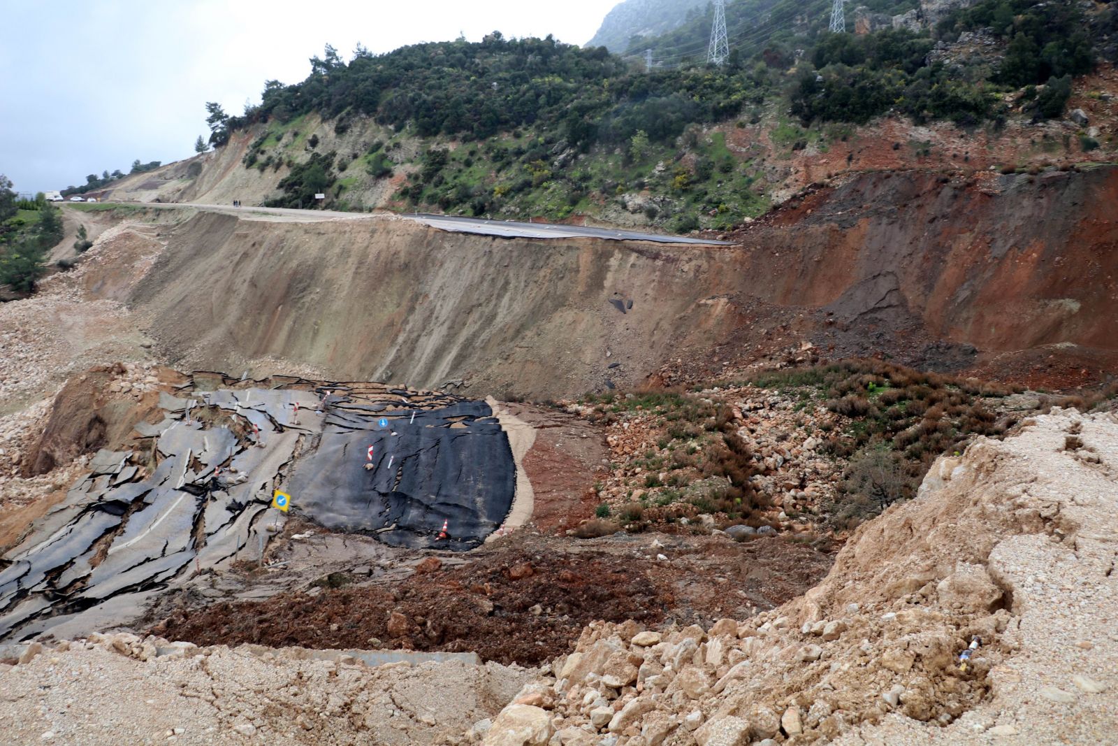 Antalya’nın Kumluca-Kemer karayolunda heyelan!