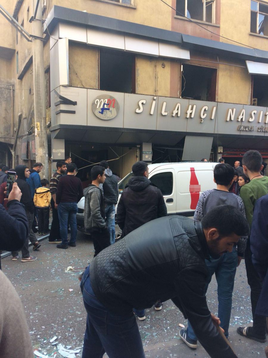 Son Dakika! Diyarbakır'da silah satılan iş yerinde patlama