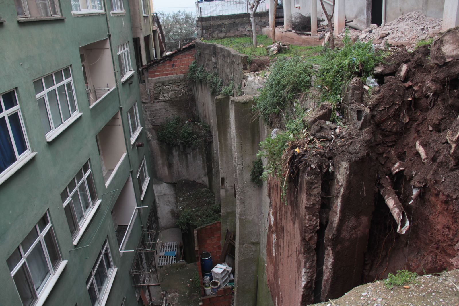 İstinat duvarı 5 katlı binanın üzerine çöktü
