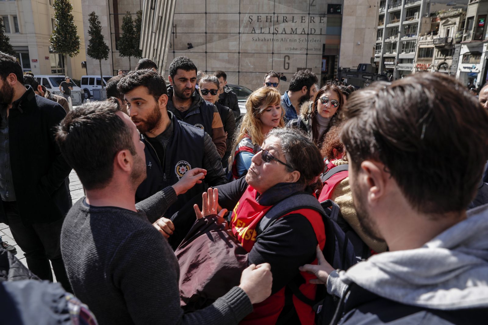 Taksim'de izinsiz yürüyüşe polis müdahalesi: 6 gözaltı