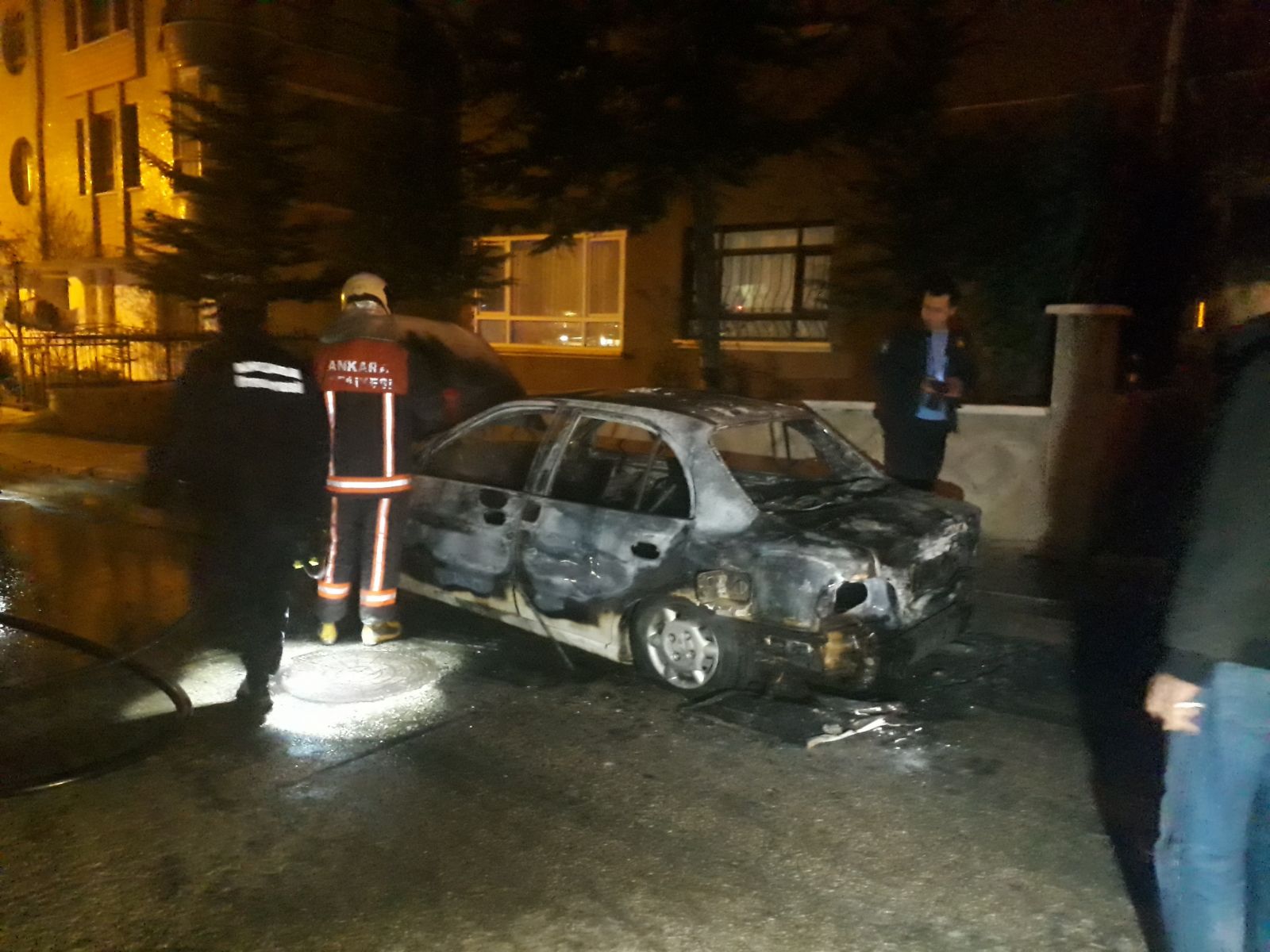 Kendi aracını yaktı, sosyal medyadan tehditler savurdu