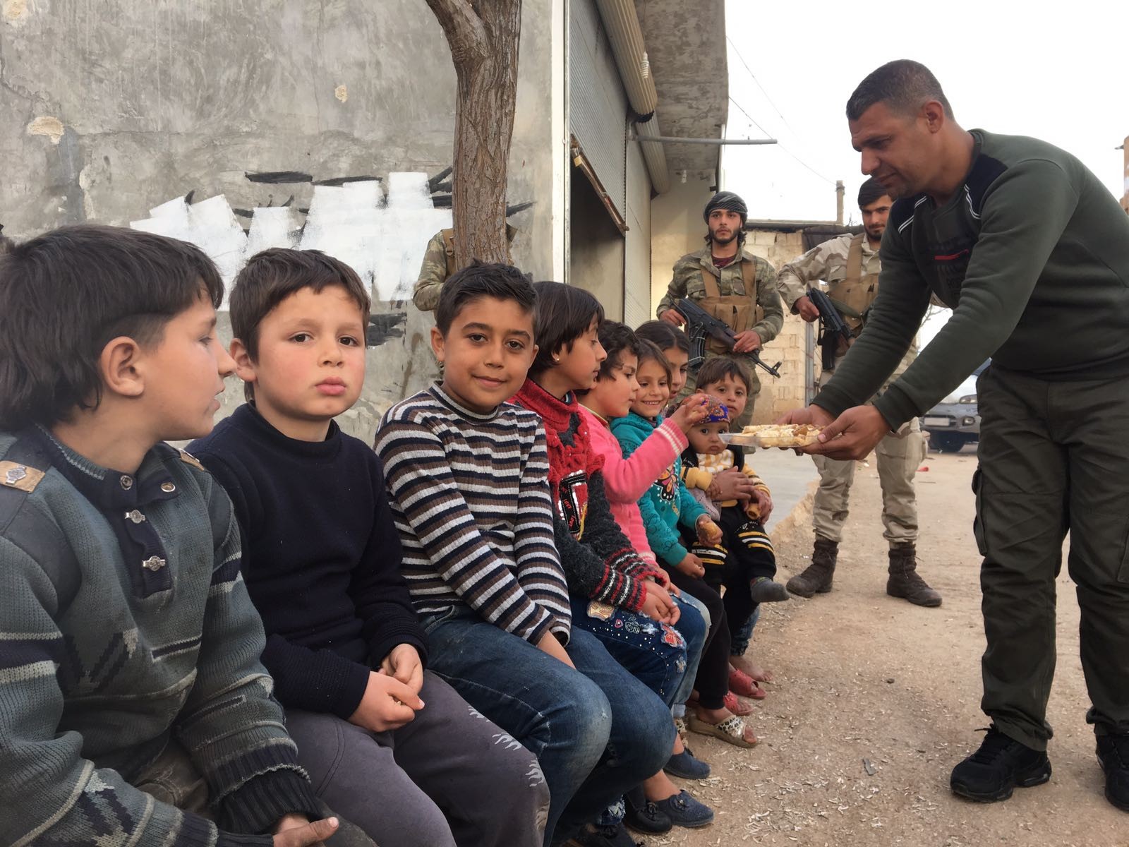 ÖSO'dan Afrin zaferinin ardından çocuklara tatlı ikramı