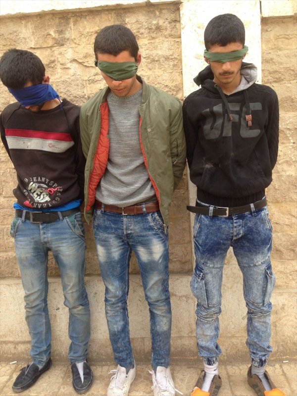 Afrin halkı yakaladıkları 3 YPG'li teröristi teslim etti