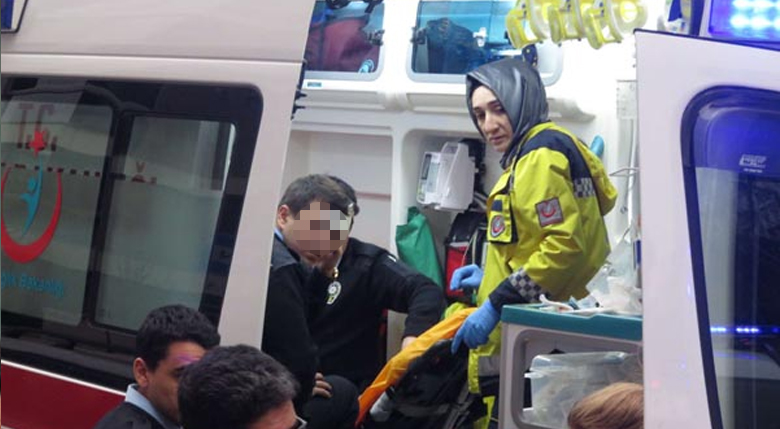 Kadıköy'de polise kürekli saldırı