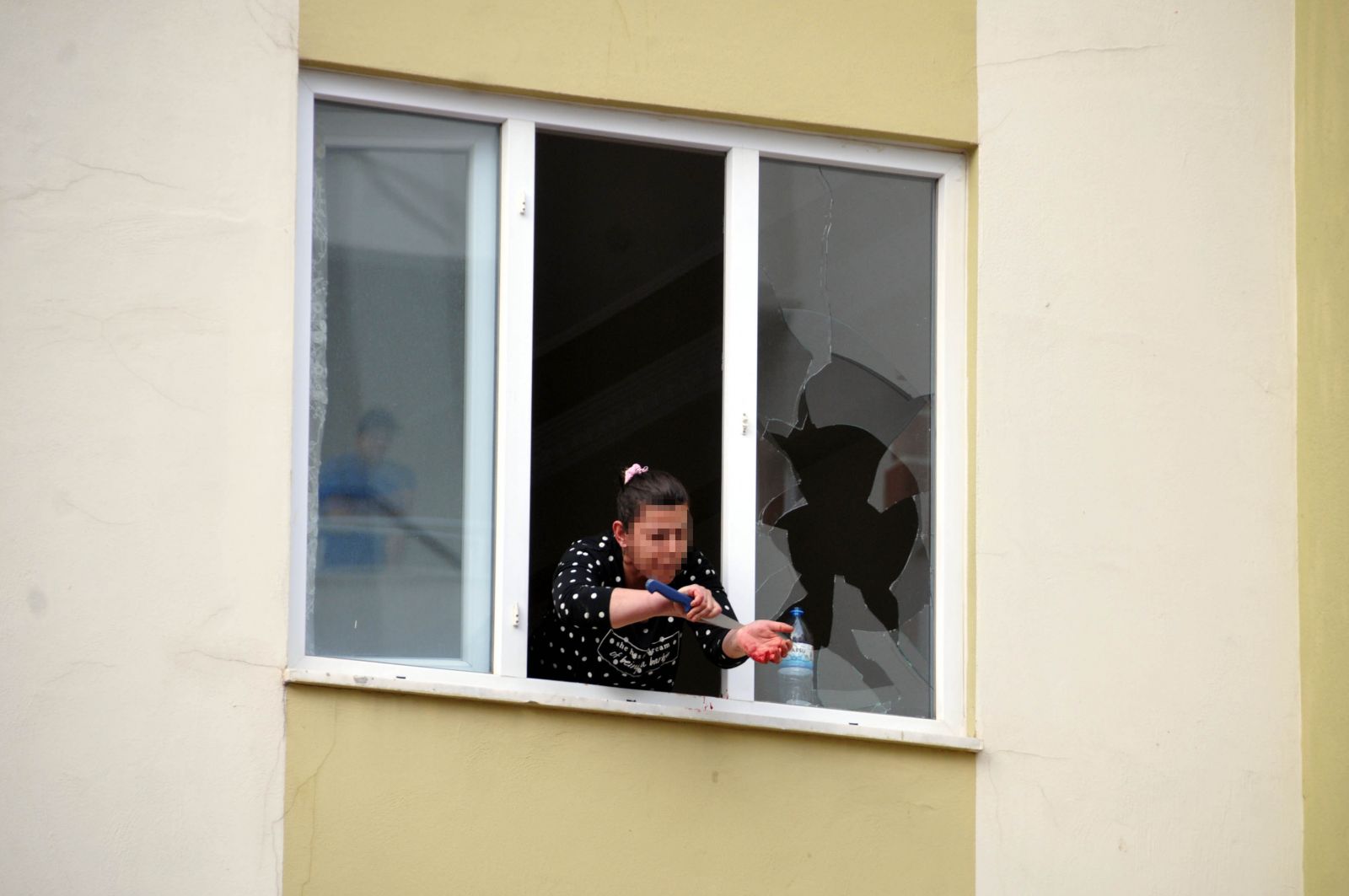 Bunalıma giren kadın dehşet saçtı