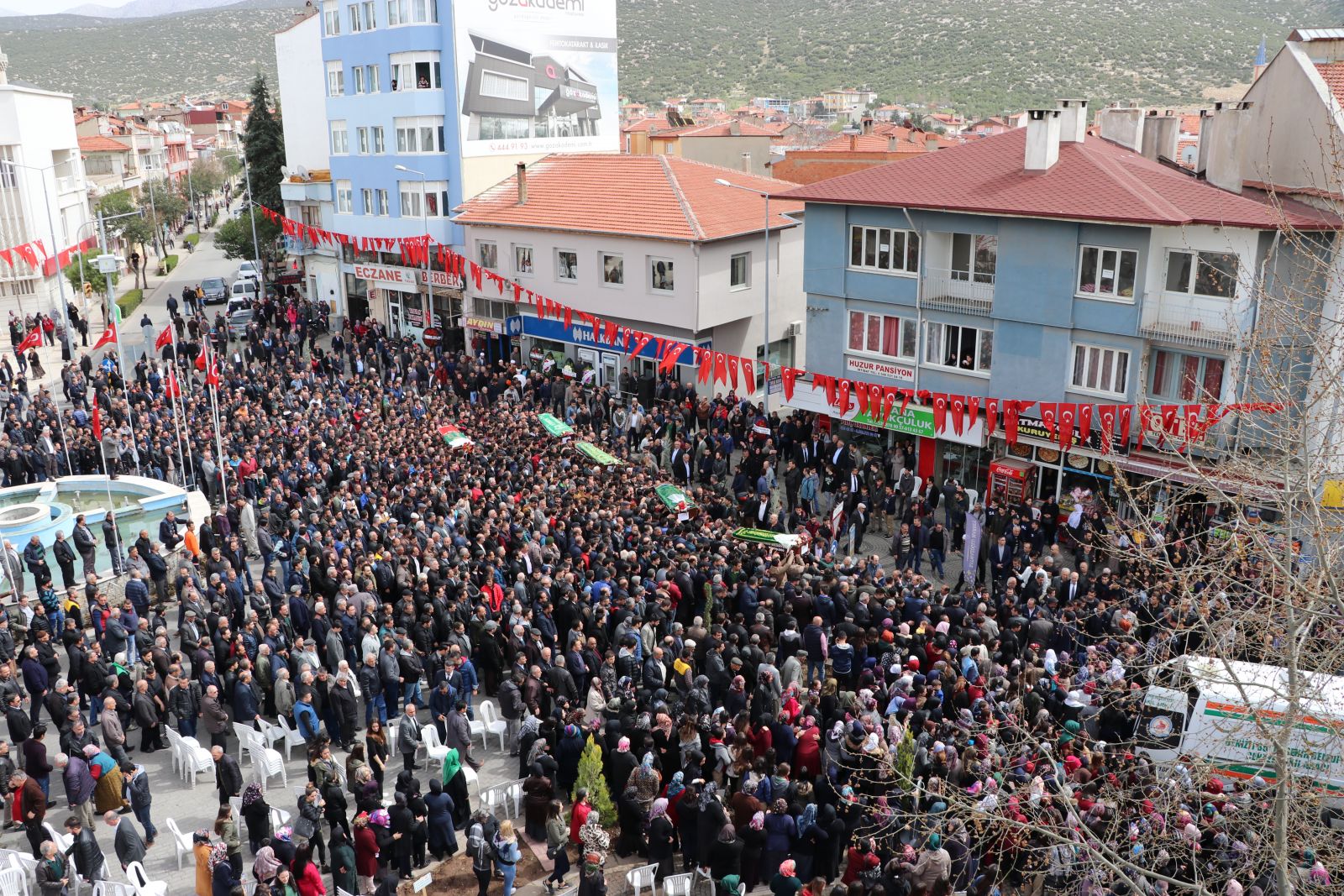 Denizli Tavas'taki trafik kazasında hayatını kaybeden 5 gencin cenazesi toprağa verildi