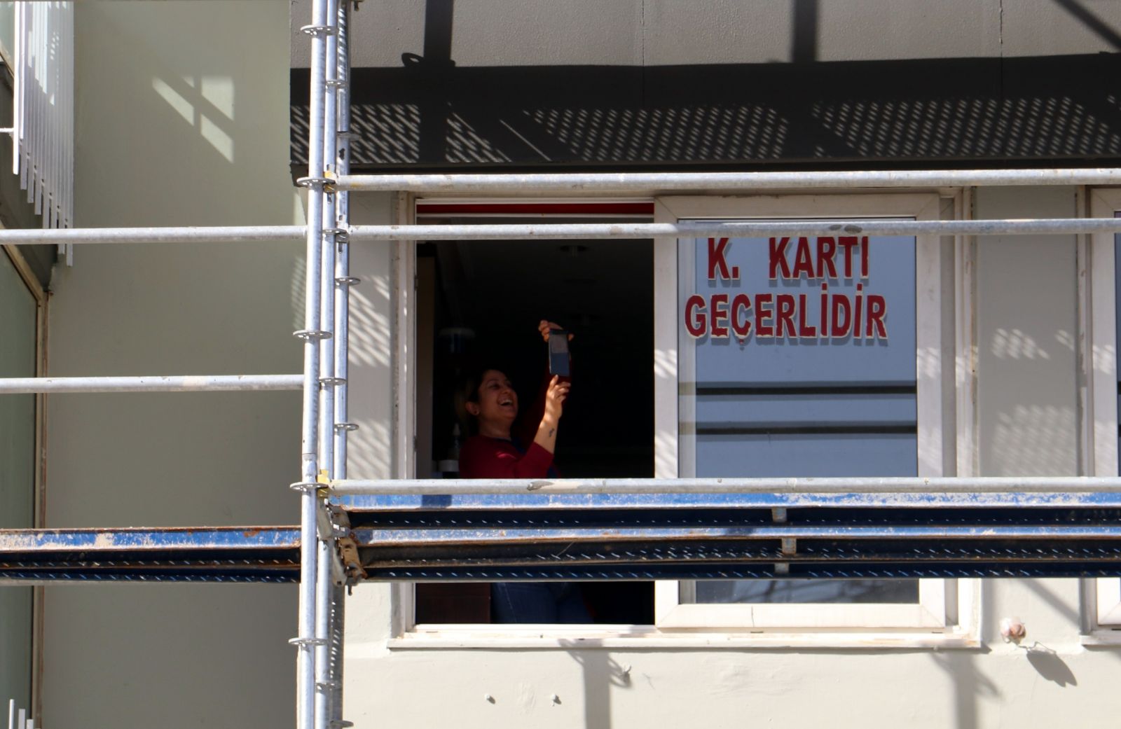 Antalya'da intihar girişimini çocuklarıyla izlediler