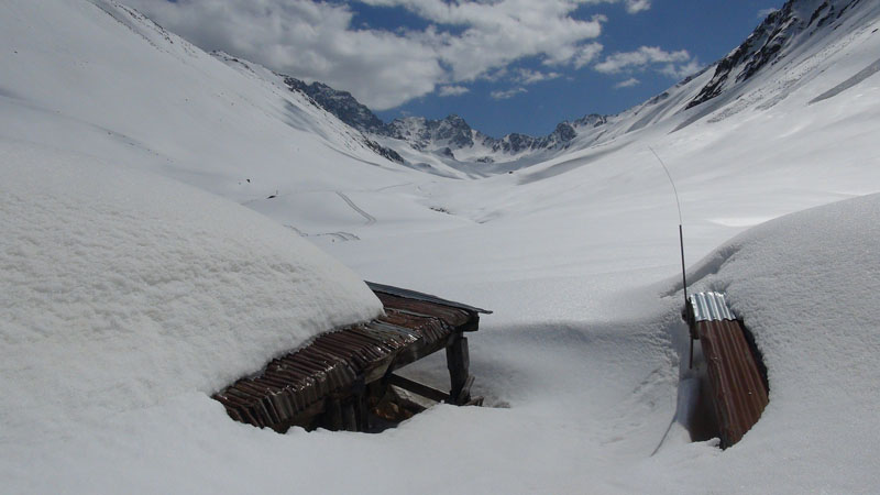 Kavron Yaylası’nda evler halen kar altında