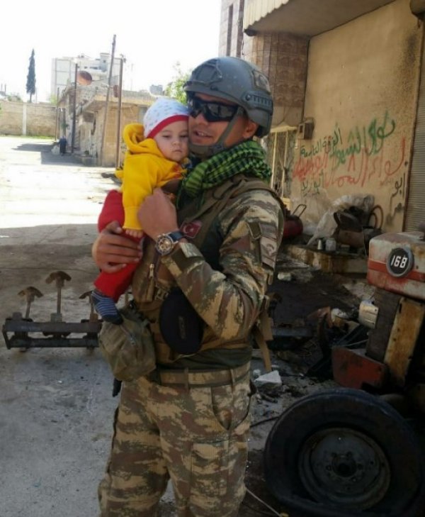 Mehmetçiğin çocuk sevgisi