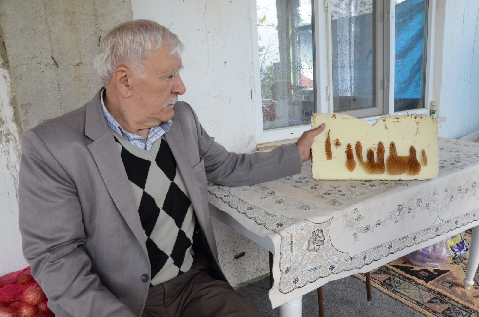 Koçun ve arıların üzerinde yazan 'Allah' lafzı şaşkına çevirdi