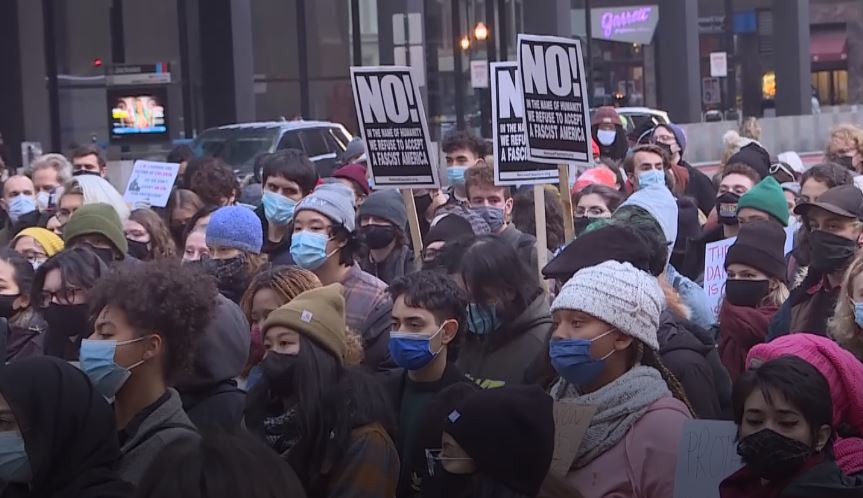 ABD'de Rittenhouse'un beraat etmesi bazı kentlerde protesto edildi