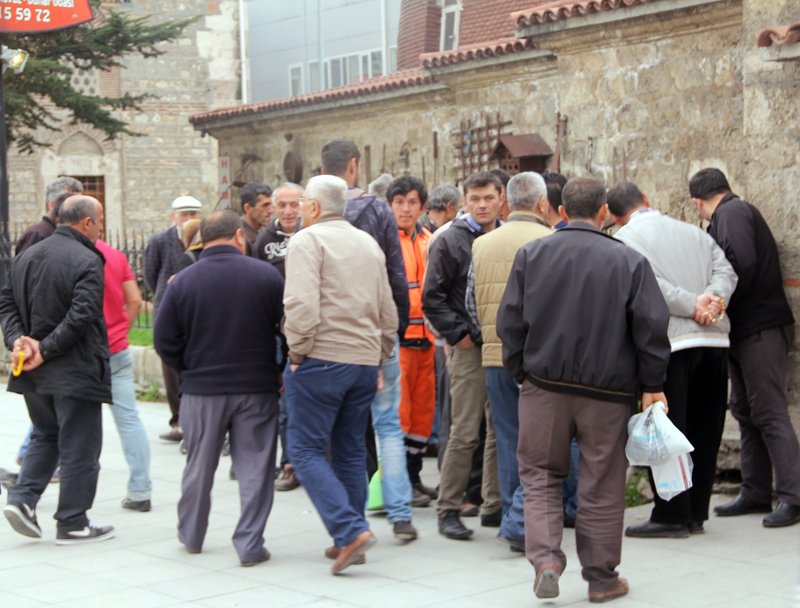 Şüpheli paketi görmek için birbirlerini ezdiler!