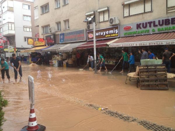 Yağmur yağdı İzmirli oltayla sokağa çıktı