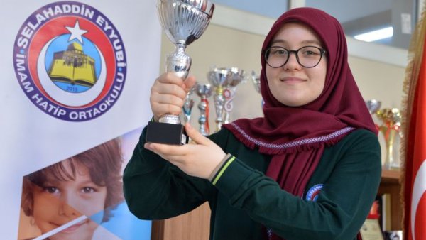 İmam hatipli Azra, LGS’de Türkiye birincisi oldu
