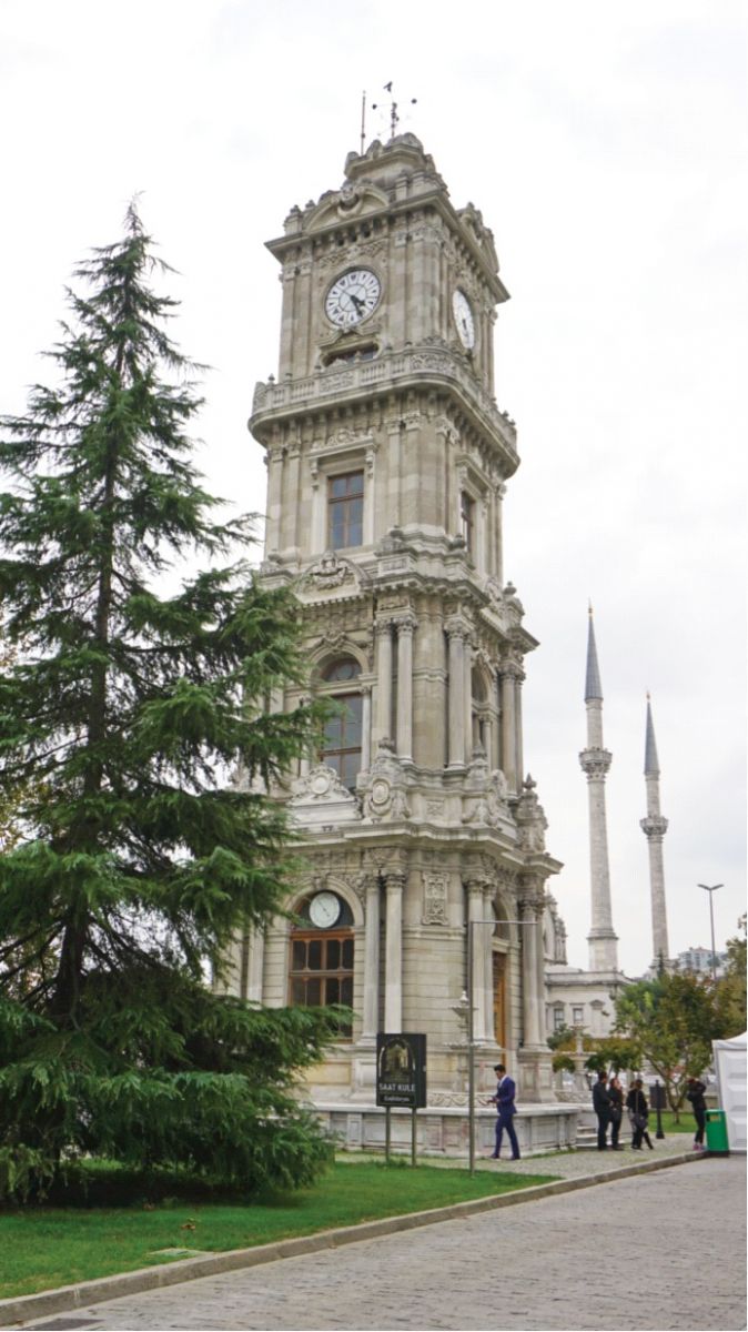 1927 yılında çıkarılan kanunla kitabeleri kırdılar, tuğraları kazıdılar