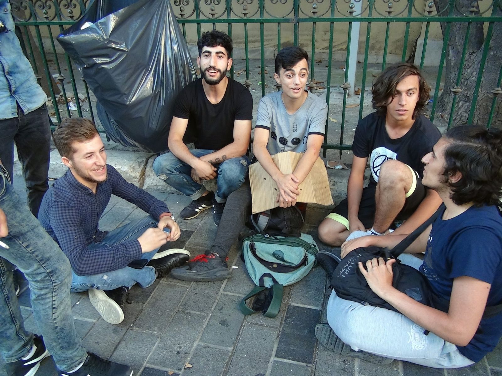 İstiklal'de Caddesi’nde '1 lira’ya dert dinleme' hizmeti verdiler