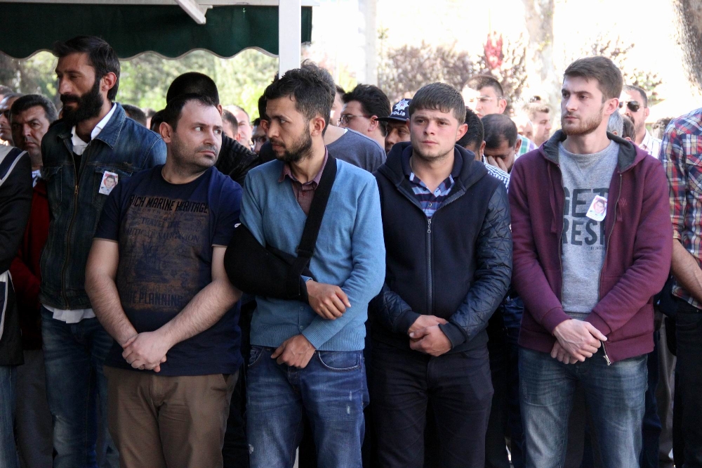 Şehit kardeşini asker selamıyla uğurladı