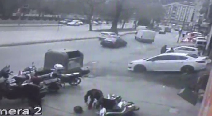 Sipariş vermeye giren kurye takla atarak geri çıktı