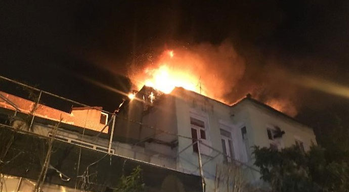 Fatih'te 3 katlı binanın çatısı alev alev yandı
