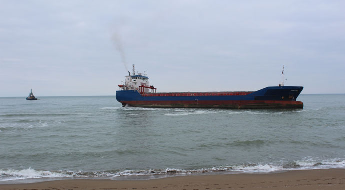 Karaya oturan gemiyi kurtarma çalışmaları başladı