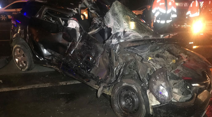 Beylikdüzü’nde otomobil, temizlik aracına çarptı: 3 yaralı