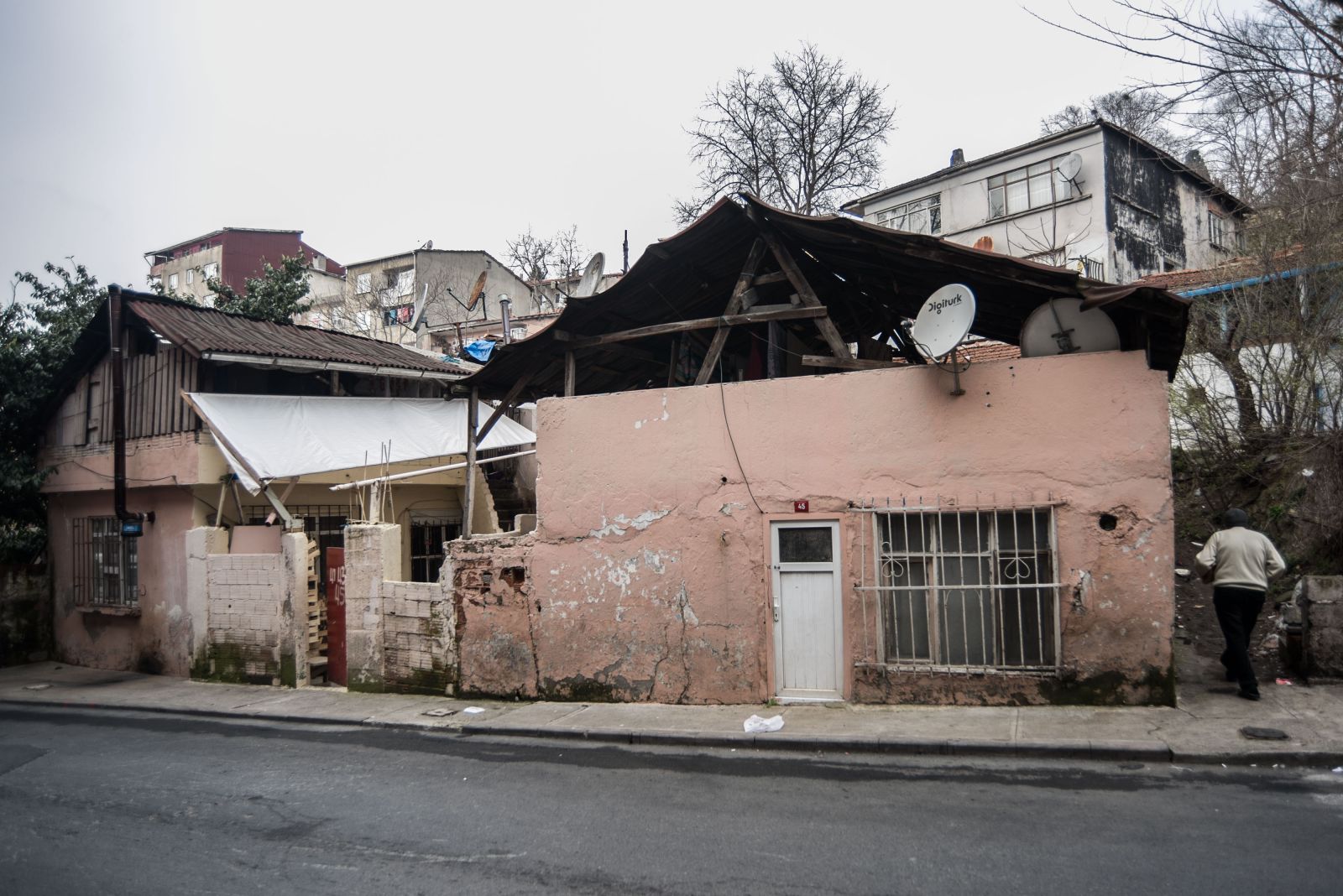 Hasköy'de gizemli olay! Evlere para dolu zarf bırakıyor