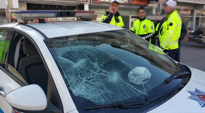 Sürücü polis aracının camını kırdı, annesi de bastonla polise saldırdı
