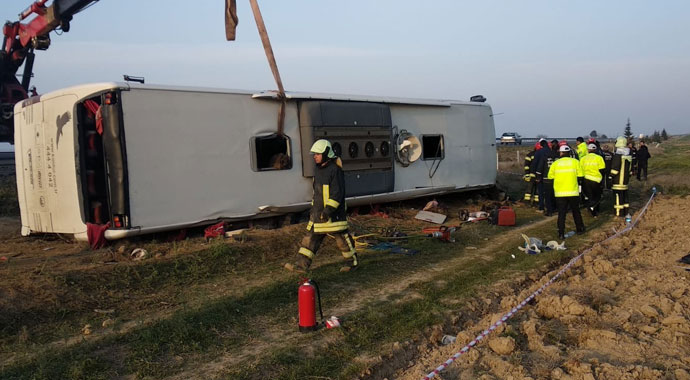 Denizli’de otobüs kazası: 2 ölü, 20’ye yakın yaralı