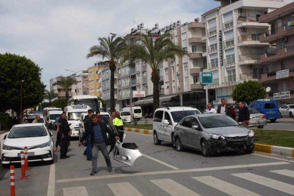Yaya geçidinde 5 araç birbirine girdi