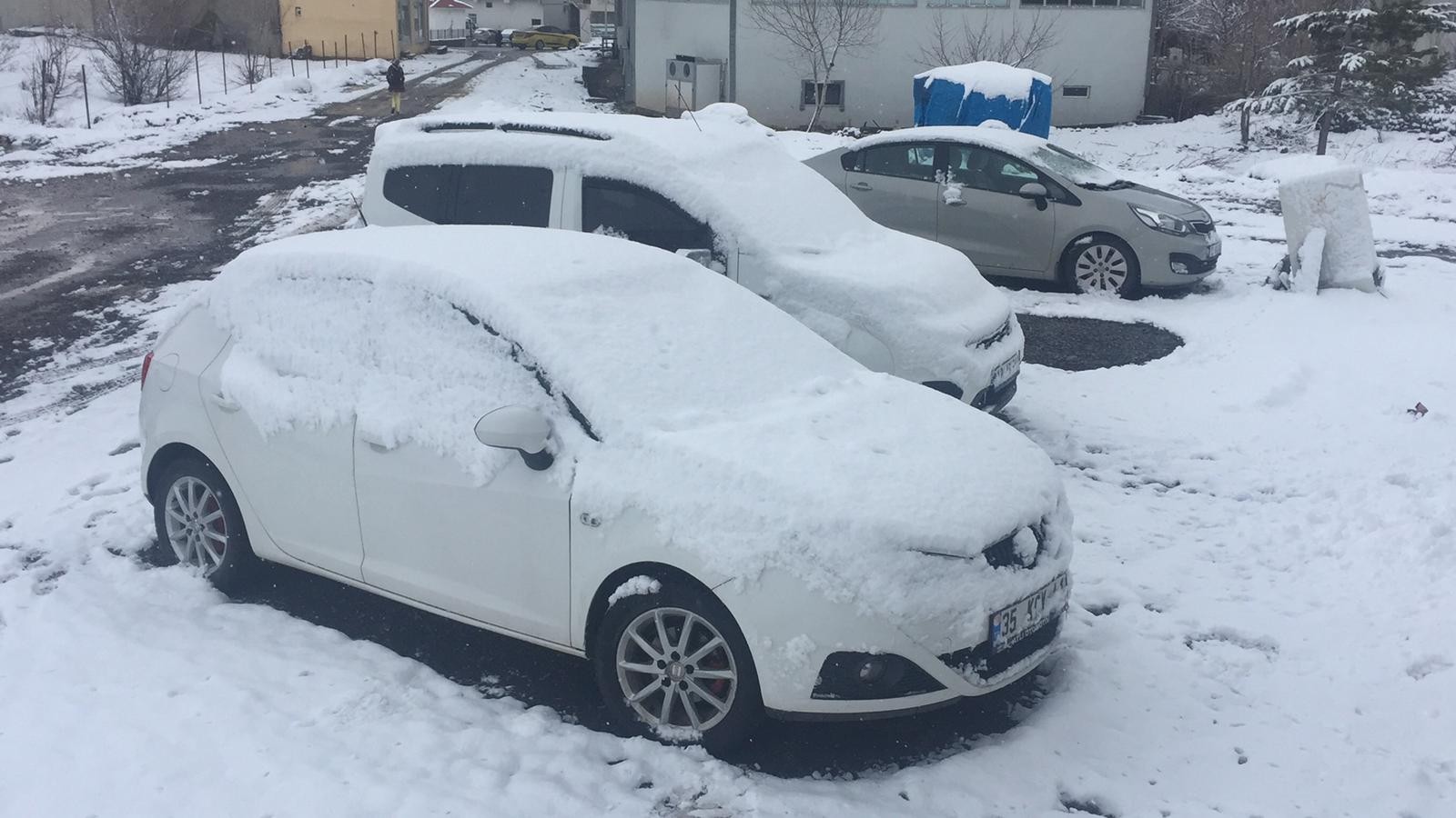 Karlıova'da kar etkili oluyor