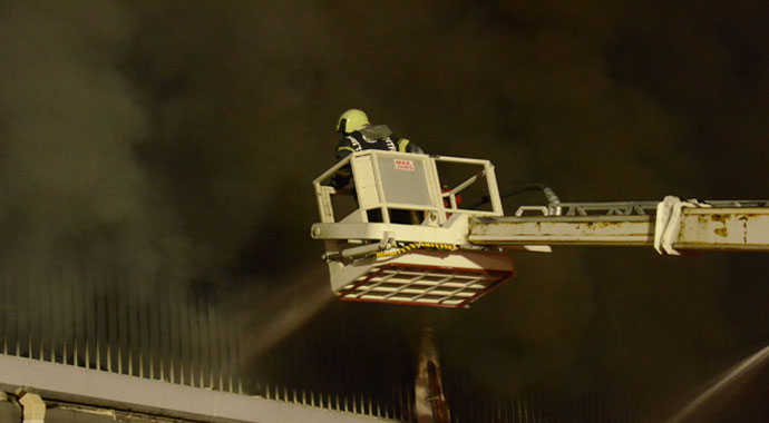 Kumaş katlama fabrikası alev alev yandı