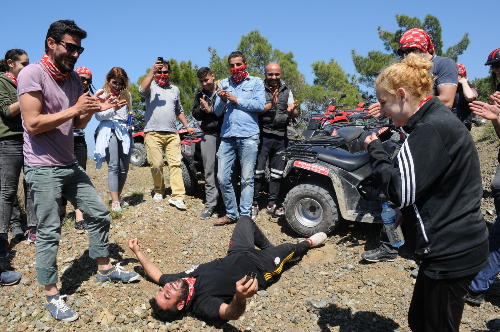 Evlilik teklif eden genç, sevgilisinin yüreğini ağzına getirdi