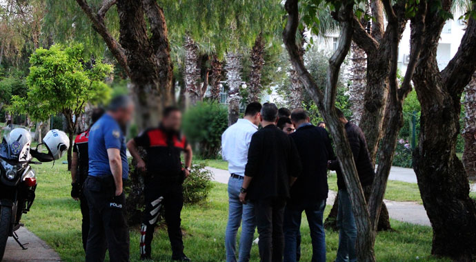 Eve geç gelen kızına kadın kılığında takip