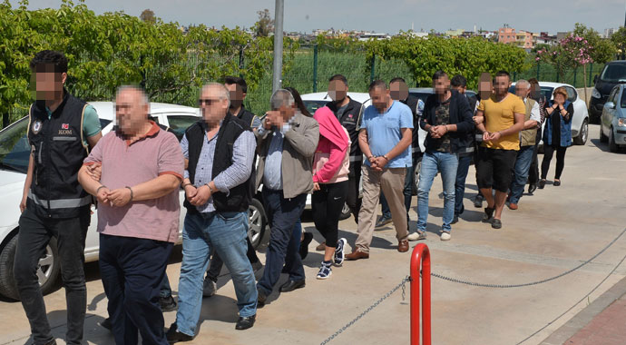 Şantajla 350 ev ve iş yerini üzerlerine geçiren aile yakalandı