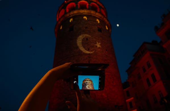 İstanbul'un simgeleri kırmızı beyaza büründü