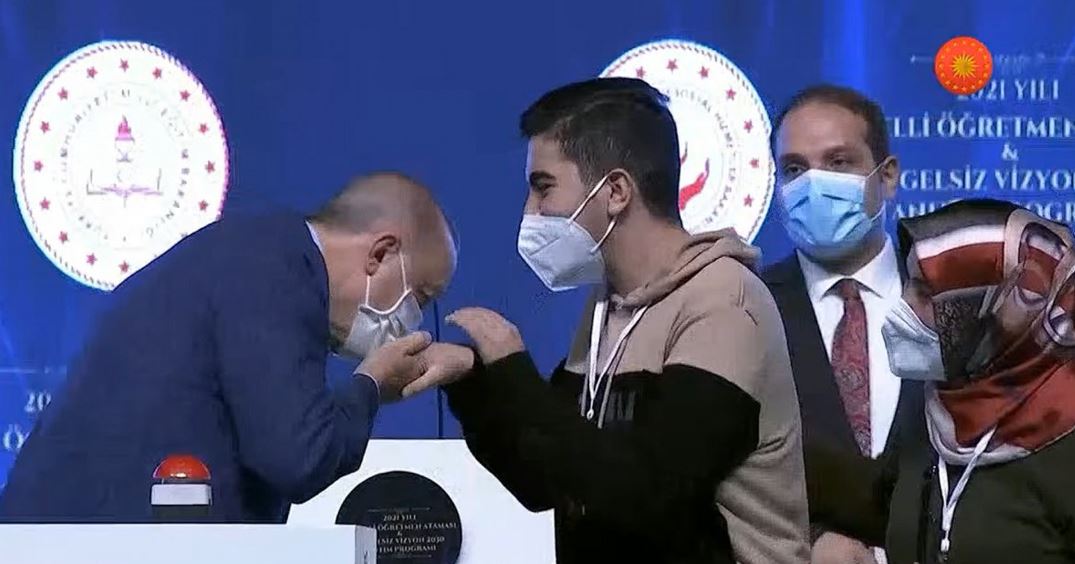 Cumhurbaşkanı Erdoğan'a, Engelli Öğretmen Atama Töreni'nde anlamlı hediye