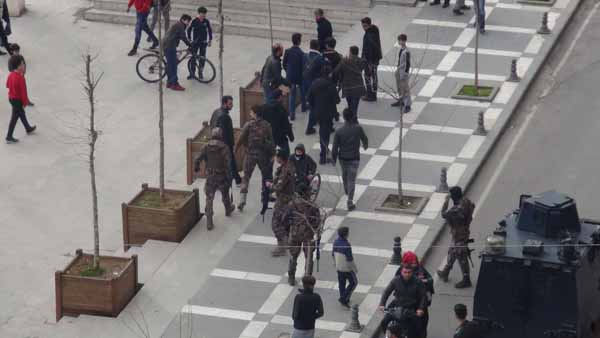 Tekme tokat birbirlerine girdiler