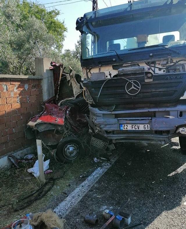 İzmir'de feci kaza: 2 ölü