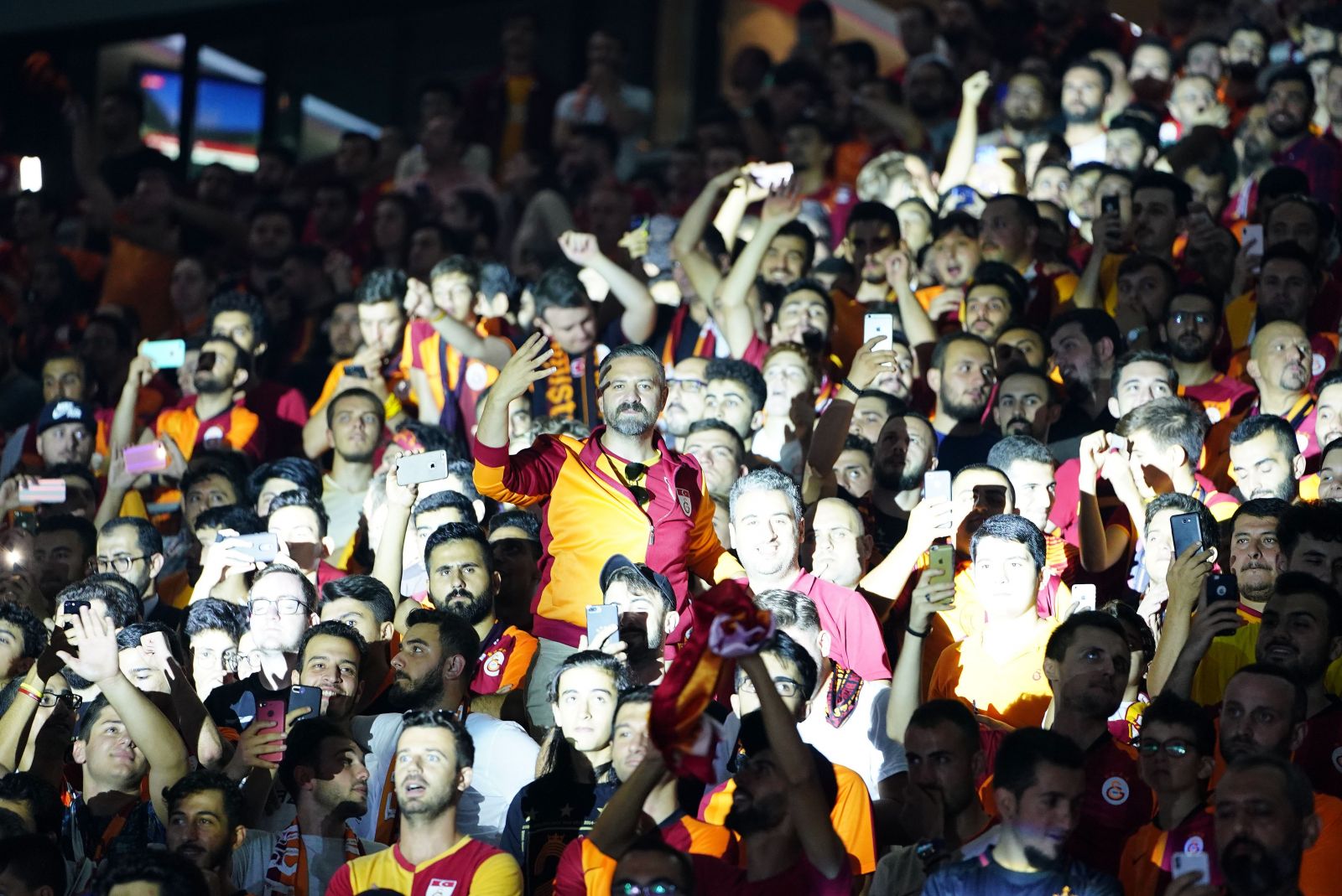 Galatasaray, yeni transferleri için imza töreni düzenledi