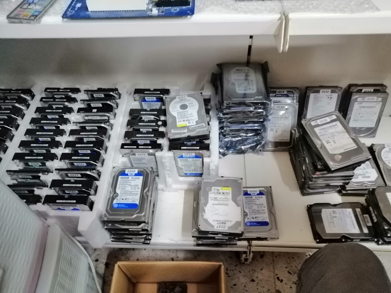 FETÖ'nün hücre evinde 70 harddisk ele geçirildi