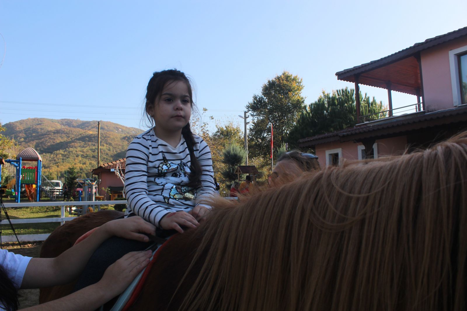 5 yaşındaki otizmli kızının ilk kez konuştuğunu duyan anne gözyaşlarını tutamadı