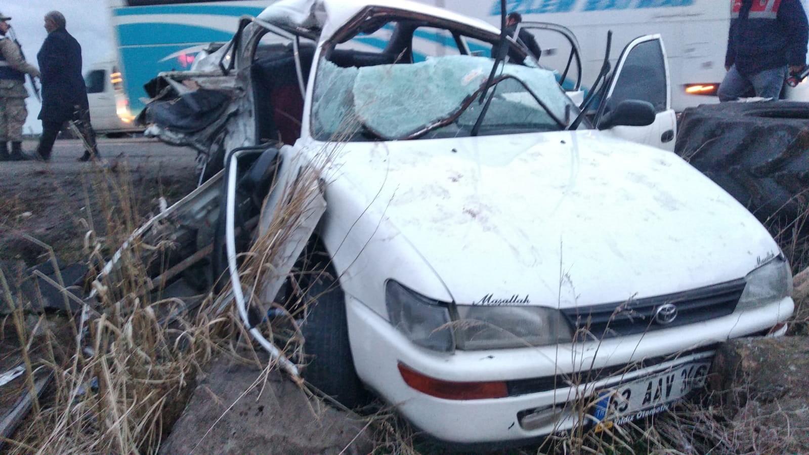 Yolcu minibüsü ile otomobil çarpıştı: 2 ölü, 12 yaralı