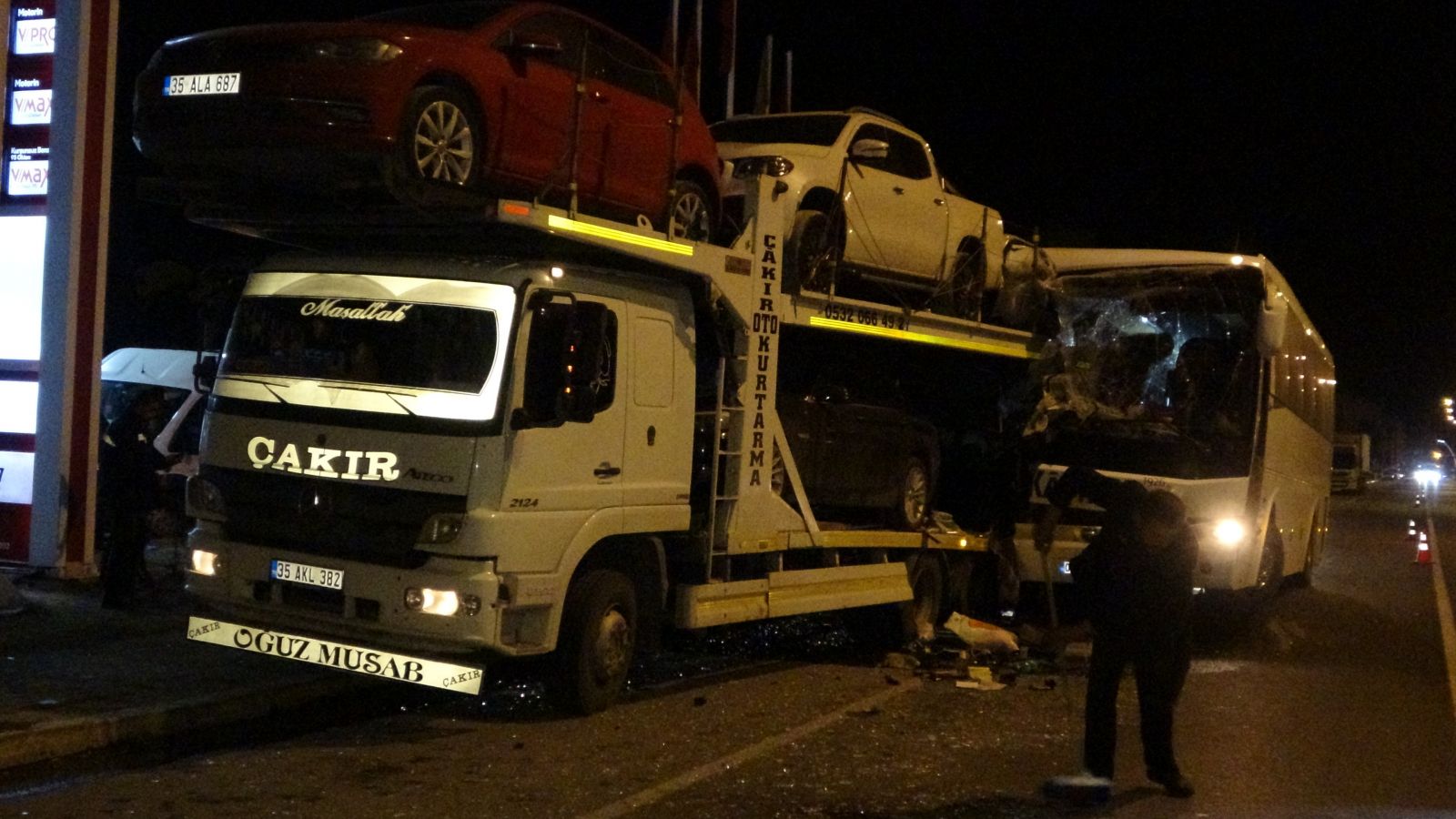 Uşak'ta yolcu otobüsü kaza yaptı, çok sayıda yaralı var